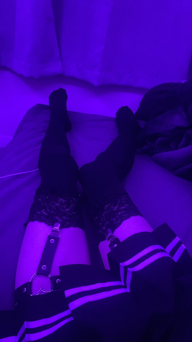 fmeboysecret's tweet photo. Thighs🤨
#femboy #thighhighs #skirt https://t.co/M8IO0mhOnN