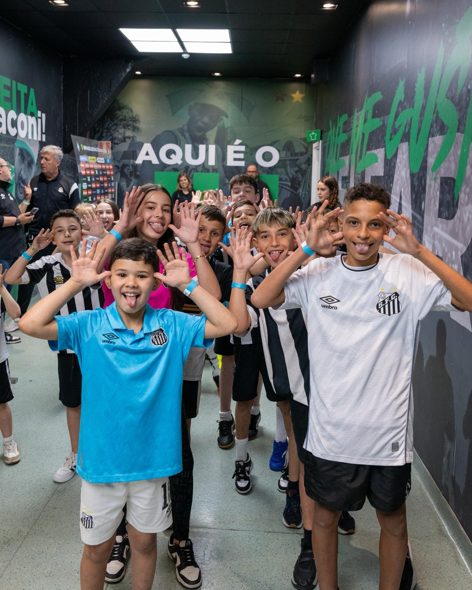 SantosFC's tweet photo. Ídolo geracional. ✋🏽😜🤚🏽 https://t.co/pprS7Y4QUg