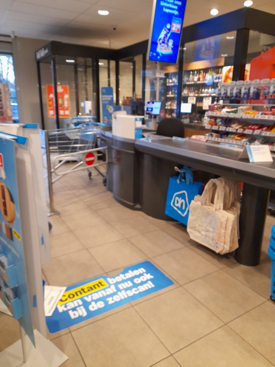 Gevraagd of de kassa open kon. 

"Nee, u kunt terecht bij de zelfscan betalen mevouw"

Volle kar boodschappen laten staan, winkel uitgelopen, twee straten verderop bij de <a href="/PLUSsupermarkt/">PLUS Supermarkt</a> een kar volgegooid en gewoon bij een cassiére betaald.

Bekijk het maar <a href="/albertheijn/">Albert Heijn</a> 🤮