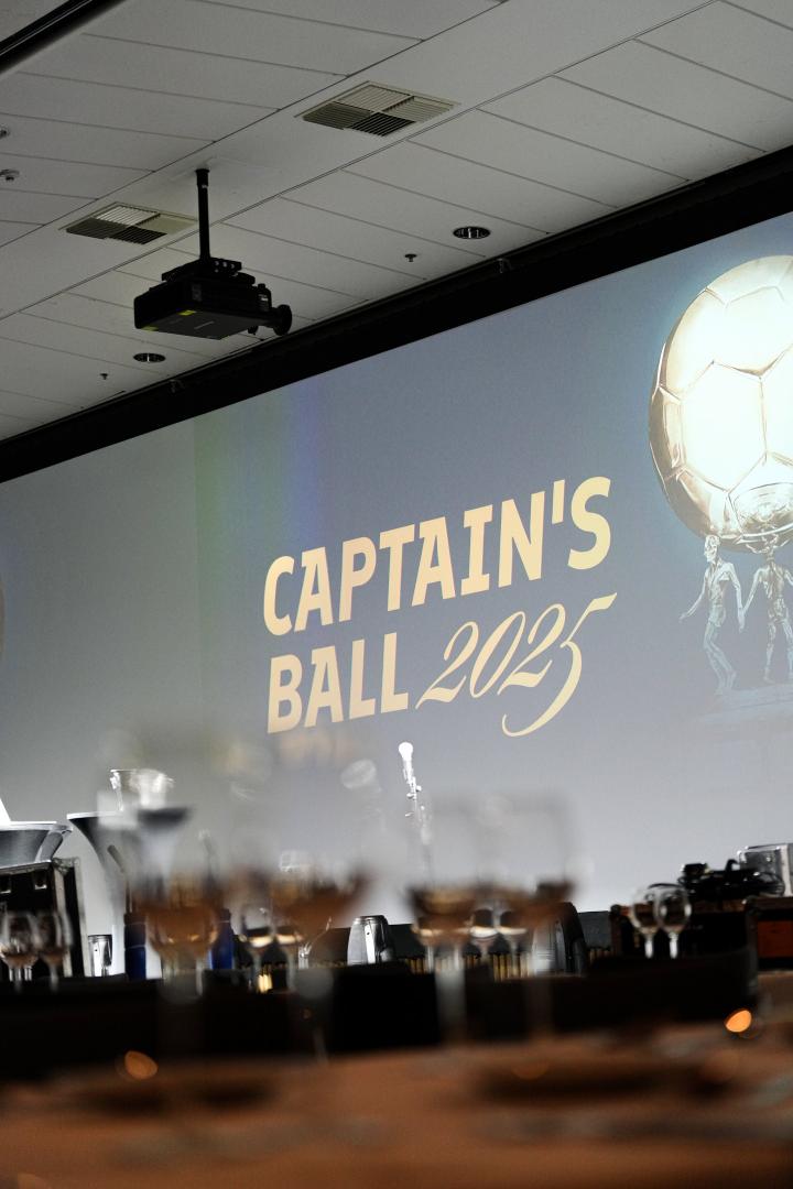 Pelipaikoilla alkaa olla valmista: Captain's Ball -gaalan suora lähetys alkaa kello 18.10! 📺

ruutu.fi/stream/4813065

#CaptainsBall2025