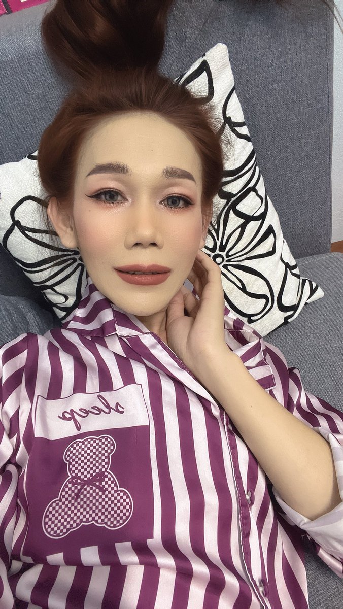 ແຕ່ງໜ້ານອນໜູ່ຜິດນັດວ່າຈະໄປຫລິ້ນ