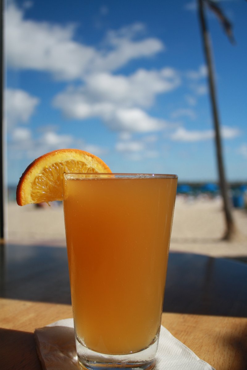 Enjoy an ice cold Blue Moon during the Super Moon tonight on our extended patio! 🌕 Sit back, relax &amp; enjoy dinner w/ a lovely view of the Super moon over the ocean! 🍺🌊🌴 #happyhour4to7pm #atanybar #islandcocktails #livemusic #fortlauderdale #pompanobeach #lbts #arubabeachcafe