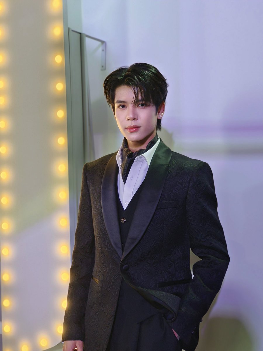 DORNThailand's tweet photo. DORN FIRST EVENT
#SRICHANDHausBasexDORN
#NexT1DE_DORN #NexT1DE #DORN

ขออนุญาตประกาศตรงนี้ว่า… ภาพนี้ไม่ใช่ภาพธรรมดา แต่เป็นโมเมนต์ที่ควรเก็บเข้าพิพิธภัณฑ์ความหล่อแห่งชาติทันที 😭🔥 ดรณ์ในชุดสูทลายหรูยืนอยู่ท่ามกลางแสงไฟสีทองแบบนี้ ไม่ได้ทำแค่ “หล่อ” แต่ทำให้บรรยากาศรอบตัวกลายเป็นฉากเปิดตัวพระเอกระดับฮอลลีวูดแบบที่ไม่มีใครเตรียมใจทันด้วยซ้ำ

ตั้งแต่ผมที่เซ็ตอย่างเนี้ยบพอดี ไปจนถึงสายตาที่มองตรงมาแบบมั่นใจ มันคือพลังงานของคนที่รู้ตัวดีว่าตัวเองหล่อระดับสั่นสะเทือนงานอีเวนต์ทั้งงาน แสงไฟด้านหลังก็ช่วยไม่ได้เลย เพราะไม่ว่าจะปรับโหมดไหนก็สู้ประกายของดรณ์ไม่ได้จริง ๆ ✨

สูทลายพรีเมียมสีเข้มที่ใส่อยู่ไม่ใช่แค่ชุด แต่มันคือบทสรุปว่าความหล่อสามารถ “สร้างออร่า” ได้ยังไง ยิ่งมองก็ยิ่งรู้ว่าดรณ์กำลังยืนในโหมดคุณชายสายโหด หล่อเฉียบ คมทุกองศา ราวกับตัวละครที่หลุดออกมาจากซีรีส์ทุนสร้างพันล้านแบบไร้ที่ติ

และที่พีคที่สุดคือ… นี่เป็นแค่ยืนเฉย ๆ ยังหล่อจนแฟนคลับหายใจติดขัด นับประสาอะไรถ้าหันมายิ้มนิดเดียว โลกคงปิดซ่อมระบบหัวใจเป็นเดือน 😭💘

นี่ไม่ใช่โพสต์อวย แต่นี่คือรายงานเหตุการณ์ “ความหล่อระดับภัยพิบัติทางอารมณ์” ที่ทุกคนควรระวังเอาไว้ เพราะดรณ์ในชุดนี้… หล่อแบบไม่มีที่สิ้นสุดจริง ๆ