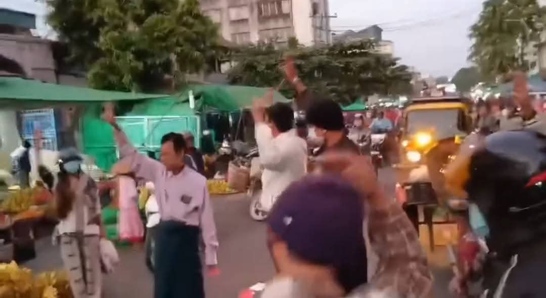 minn_robert's tweet photo. Dr. @TayzarSan led today's urban protest in Mandalay against the juant sham election as Min Aung Hlaing arrived in Pyi Oo Lwin.

Grateful for Dr. Tayzar San's continued leadership at a time when many of us can no longer join ground strikes. 

#WhatsHappeningInMyanmar #Mandalay https://t.co/9NRBWks80p