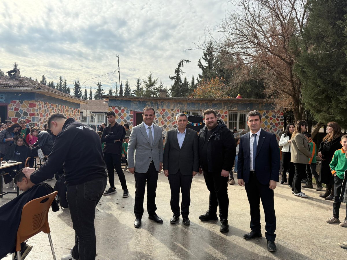 derikmem47's tweet photo. İlçe Milli Eğitim Müdürümüz Cengiz KILIÇ ve Şube Müdürümüz Ahmet KARADAŞ Kırsal Çadırlı İlkokulu/ ortaokulunu ziyaret ederek  8.sınıf Öğrencilerine LGS Sınavı ile alakalı tavsiyelerde bulundu.Öğrencilerin Okuma seviyelerini kontrol eden Müdürümüz Sosyal Sorumluluk Projesi kapsamında Profesyonel Berber ve Kuaförlerin katılımıyla tüm öğrencilerin  Saç Kesim etkinliğine katıldı.
@tcmeb
@DerikKaymakam
@ali_eyyupkoca 
@mardinilmem
@yemrebayrakli