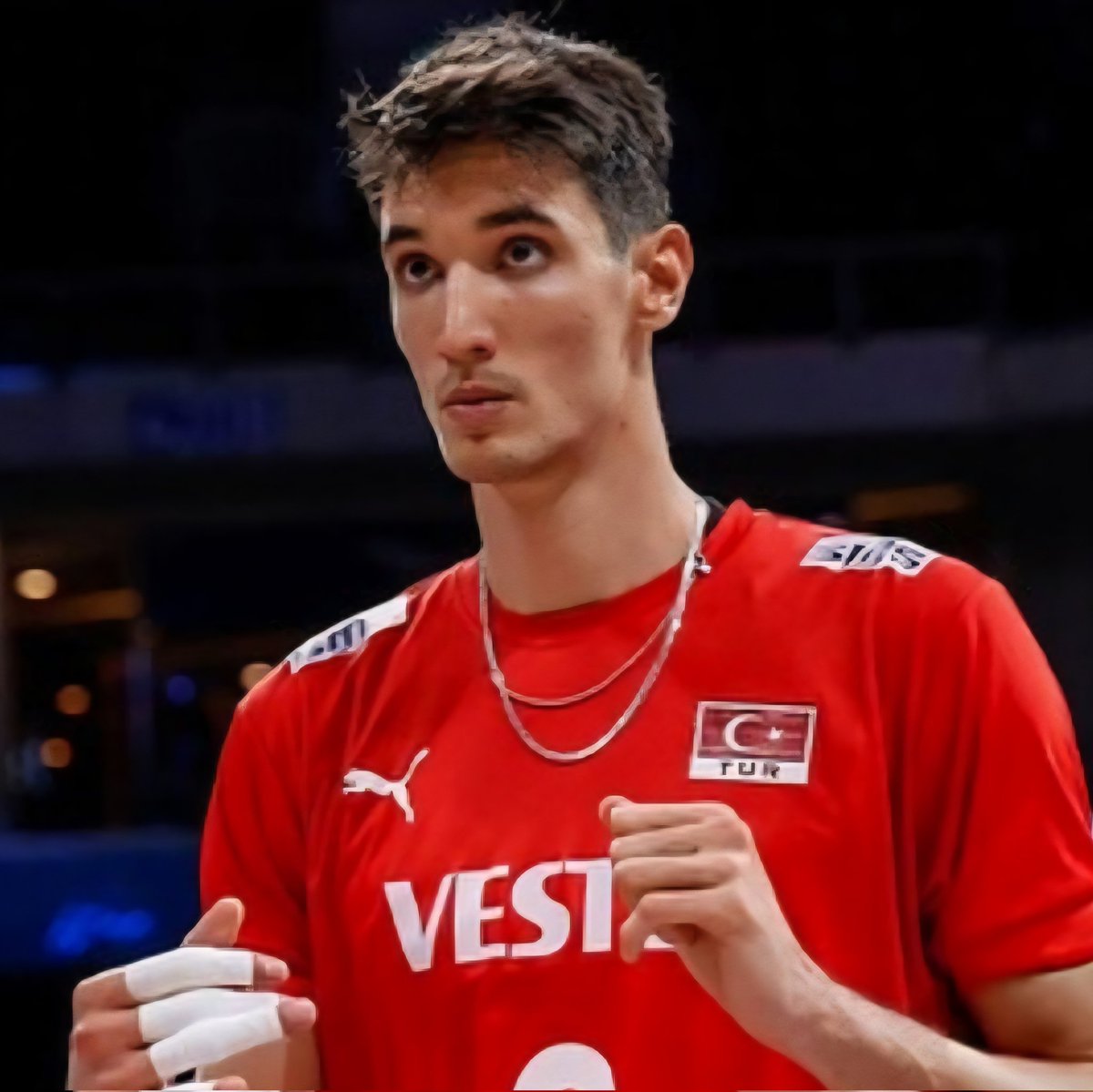 Temmzvolley's tweet photo. 🔥?🇹🇷🠒🇹🇷?🔥

Fenerbahçe erkek voleybol takımı Efe Mandıracı'yı transfer etmek istiyor

📍Fenerbahçe, Piacenza'ya 600 000 euro bonservis bedeli teklifi yaptı.

📍Efe'nin Türkiye hakları Arkas'ta, Arkas isterse aynı şartlarda oyuncuyu alabilir. 

📍Arkas istemezse ve Piacenza teklifi kabul ederse Fenerbahçe oyuncuyu almak istiyor.

( @yagosabuncuoglu )