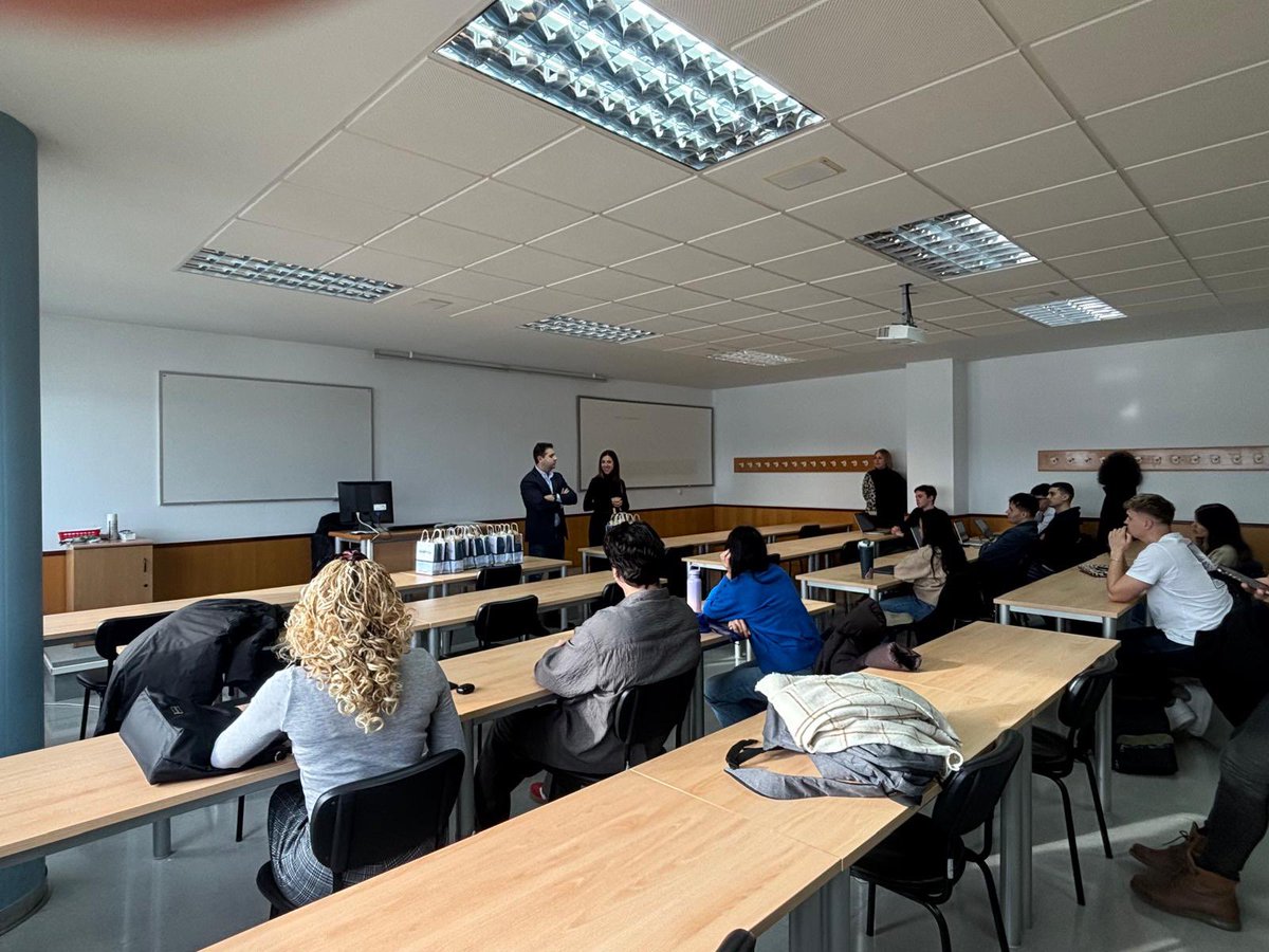 Hoy hemos recibido a Fran Arias y Edurne Vidal para compartir impresiones sobre la app Playas Sin Límites, que el alumnado de 4.º ha testado recientemente.