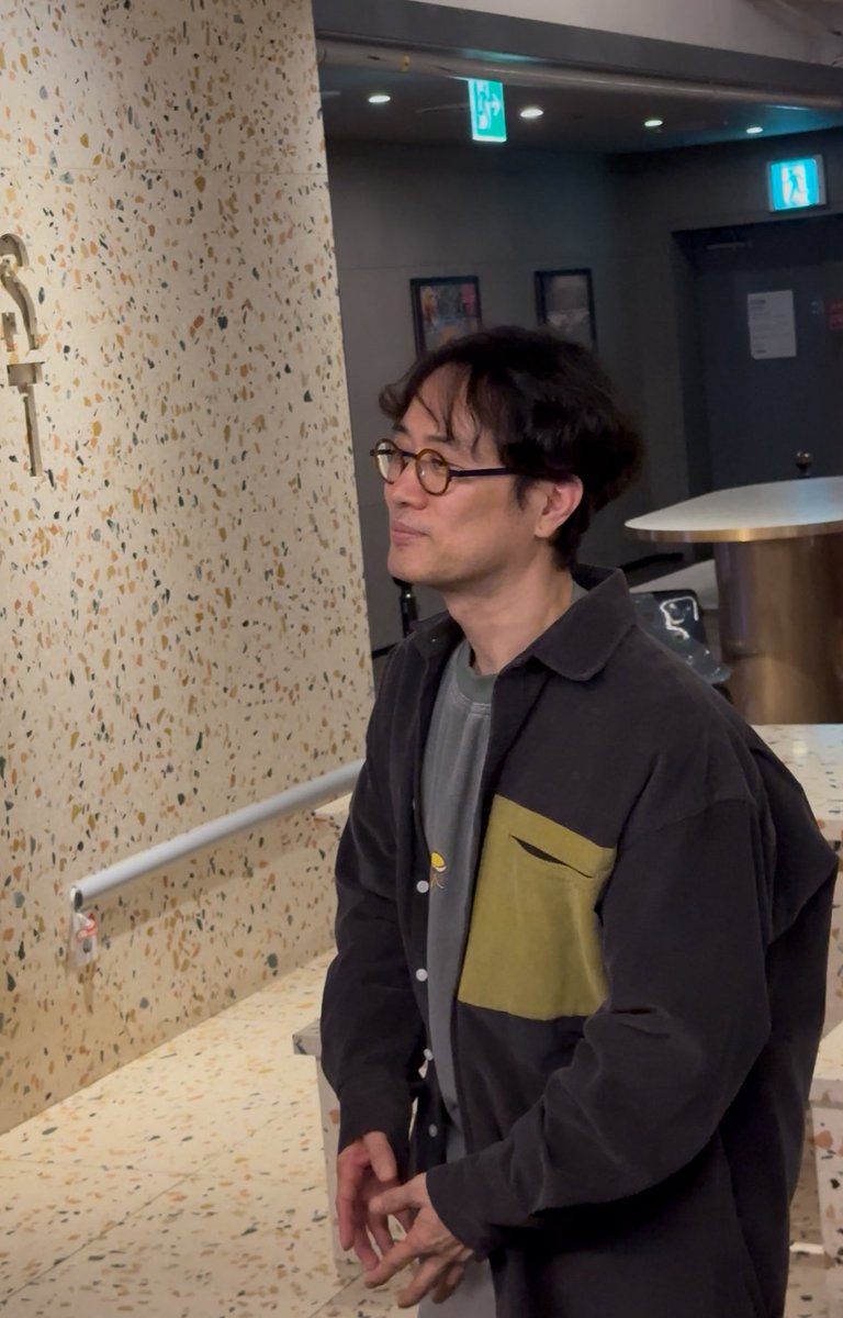 선물 내려놓고 파과단 마주하는 덮밥님
얌전히 손 모으고 감사장 수여식 중인 덮밥님