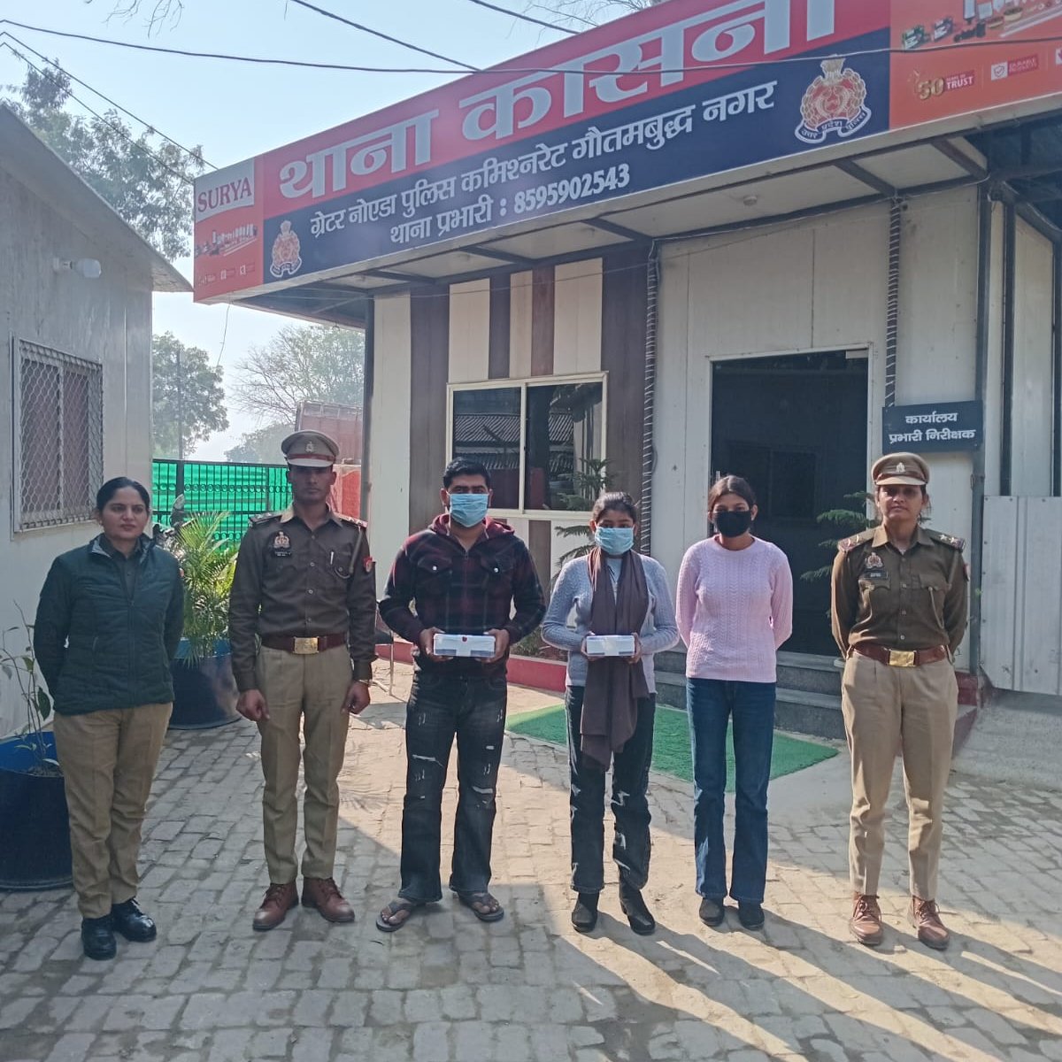 यूपी - 
नोएडा पुलिस ने हनी ट्रैप गैंग पकड़ा। 
सगी बहनें विनिशा और खुशी, विनिशा का बॉयफ्रेंड दीपांशु गिरफ्तार है।

ये लोग अविवाहित लड़कों को ढूंढती थे , उनसे बातें करती थी ये लड़कियां, फिर चैट वायरल करने की धमकी देकर डराती थी ,पैसा ऐंठती थीं।

दोनों बहनों ने एक युवक से दोस्ती की।