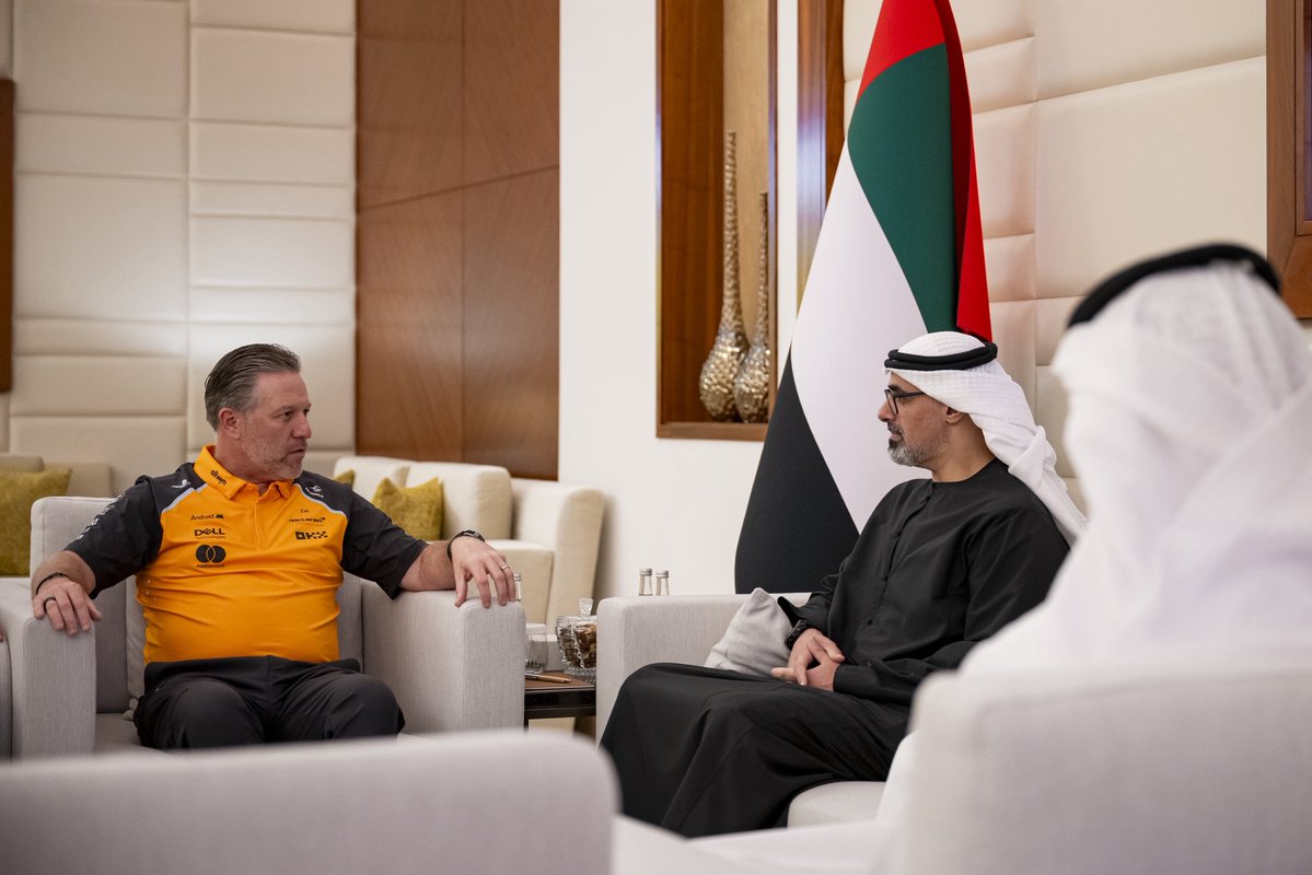 NET_AD's tweet image. التقى سمو الشيخ خالد بن محمد بن زايد آل نهيان، ولي عهد أبوظبي رئيس المجلس التنفيذي لإمارة أبوظبي، زاك براون، الرئيس التنفيذي لشركة &quot;ماكلارين&quot; للسباقات، قبيل انطلاق سباق جائزة الاتحاد للطيران الكبرى للفورمولا 1 في أبوظبي، وبحث الجانبان سُبل تعزيز الشراكة الاستراتيجية في مجالات…