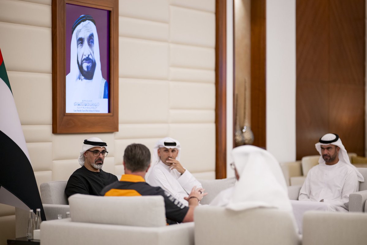 NET_AD's tweet image. التقى سمو الشيخ خالد بن محمد بن زايد آل نهيان، ولي عهد أبوظبي رئيس المجلس التنفيذي لإمارة أبوظبي، زاك براون، الرئيس التنفيذي لشركة &quot;ماكلارين&quot; للسباقات، قبيل انطلاق سباق جائزة الاتحاد للطيران الكبرى للفورمولا 1 في أبوظبي، وبحث الجانبان سُبل تعزيز الشراكة الاستراتيجية في مجالات…