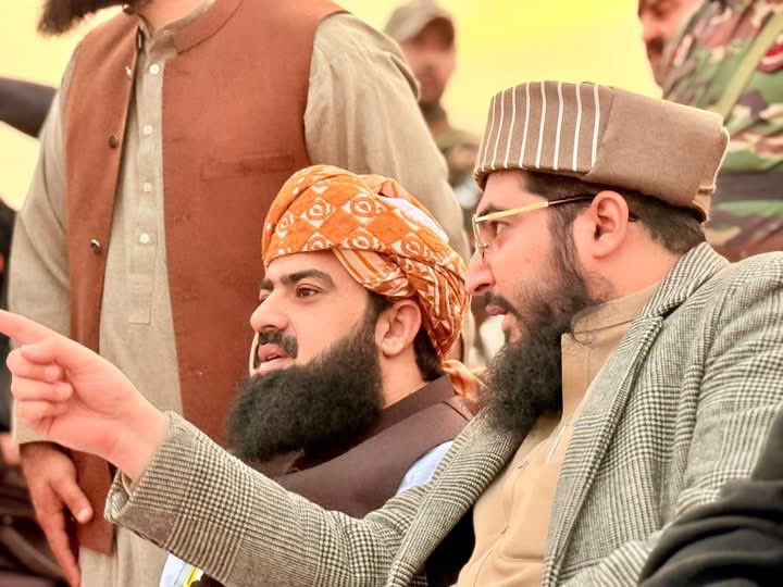 imowaisaziz's tweet photo. اکوڑہ خٹک، نوشہرہ | 4 دسمبر 2025

مرکزی عید گاہ (متصل جامعہ دارالعلوم حقانیہ) میں سیرت النبی ﷺ کانفرنس میں امیر جے یو آئی اسلام آباد صاحبزادہ مفتی محمداویس عزیز صاحب کی شرکت اور خطاب۔

کانفرنس میں ابن حضرت قائد مولانا اسعد محمود صاحب، مولانا عبد الحق ثانی صاحب امیر جے یو آئی (س) اور سابق ڈپٹی اسپیکر جناب ذاہد درانی نے بھی خطاب فرمائے۔
