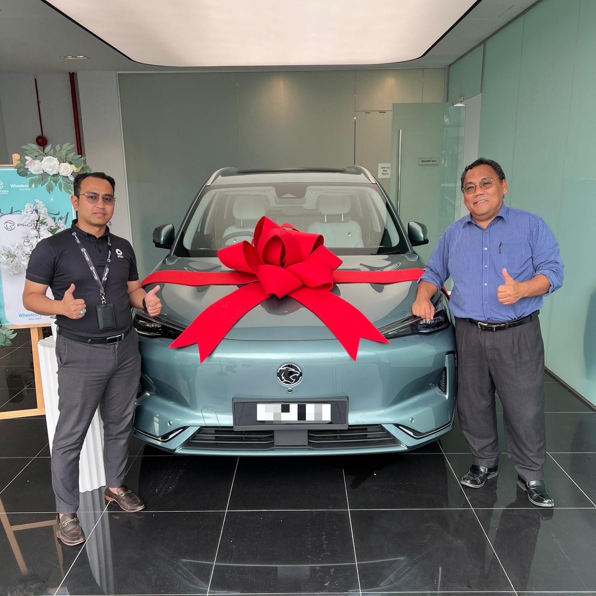 faiztasnim1's tweet image. Congratulations!🥳 
.
Mr Hamyzar🤩
.
On your new purchase Proton e.MAS7 Premium Turquoise Green (White Interior) and welcome to e.MAS Family!🚗🚙
.
faizwheelcorpevsetiaalam.com
.
Interested with the Proton eMAS: wasap.my/601111766149/P…

#ProtoneMAS #protonemas7 #ProtoneMASSetiaAlam