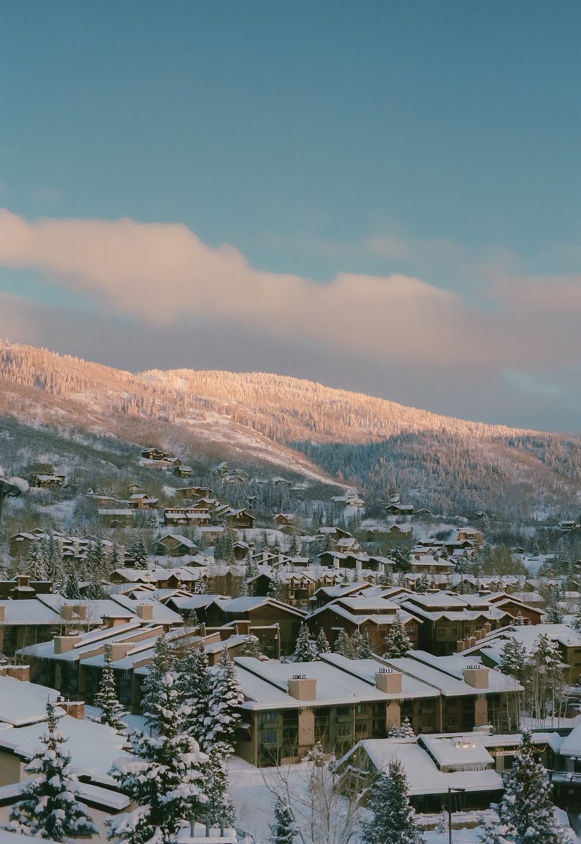 AlexKittoe's tweet image. December in a ski town 🎞️