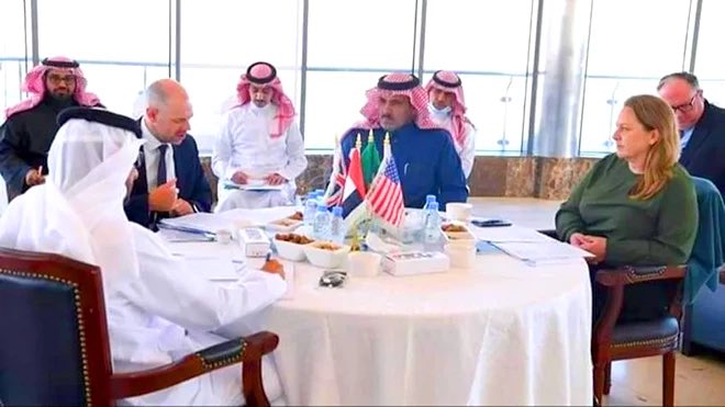 إن دعم دول إقليمية لمليشيات محلية بهدف تغيير حدود السيطرة يتعارض مع المادة 2(4) من ميثاق الأمم المتحدة التي تحظر استخدام القوة ضد وحدة الدول . كما تنتهك هذه التحركات القرارات الأممية بشأن اليمن، وأبرزها القرار 2216 الذي يطالب جميع الأطراف بوقف العنف والامتناع عن إجراءات أحادية .