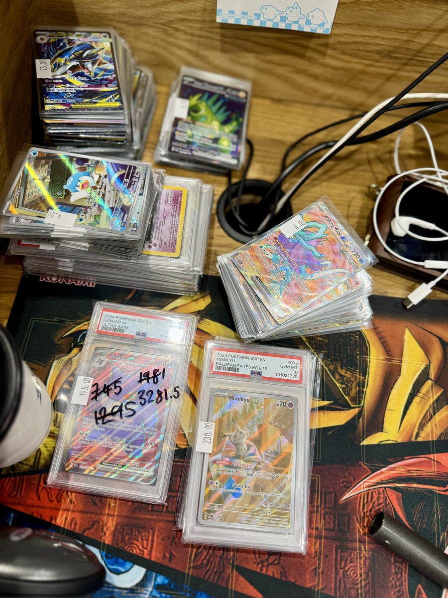 PapiChuloGrim's tweet image. Snagged a few hundred cards to pop into packs at the @MagicEden event next week at @SolanaConf 👀