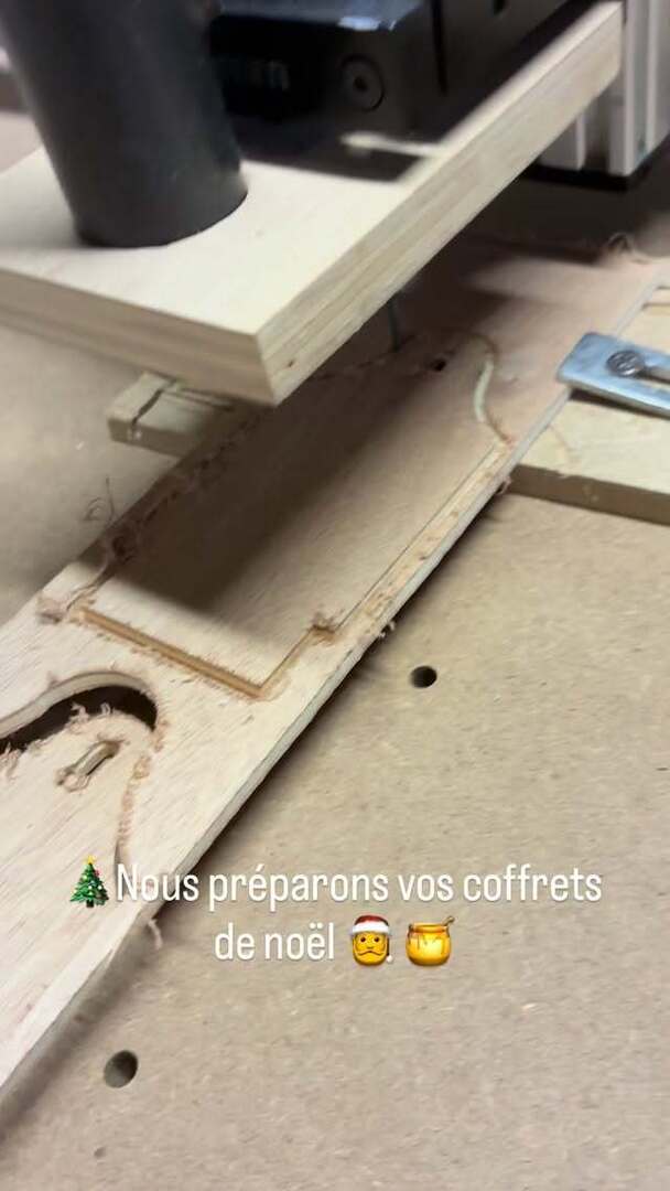 LeMielFr's tweet photo. 🎄✨ Vos coffrets de Noël prennent vie en 15 secondes ! ✨🎄

Chez https://t.co/i44tC3lSgH, on prépare vos cadeaux avec passion et précision. 🐝🔨 Chaque coffret est découpé dans notre atelier de l’Auxois, en Bourgogne, une touche d’artisanat 100% maison… https://t.co/LKgqdyUTeq https://t.co/gLU7RyLYDZ