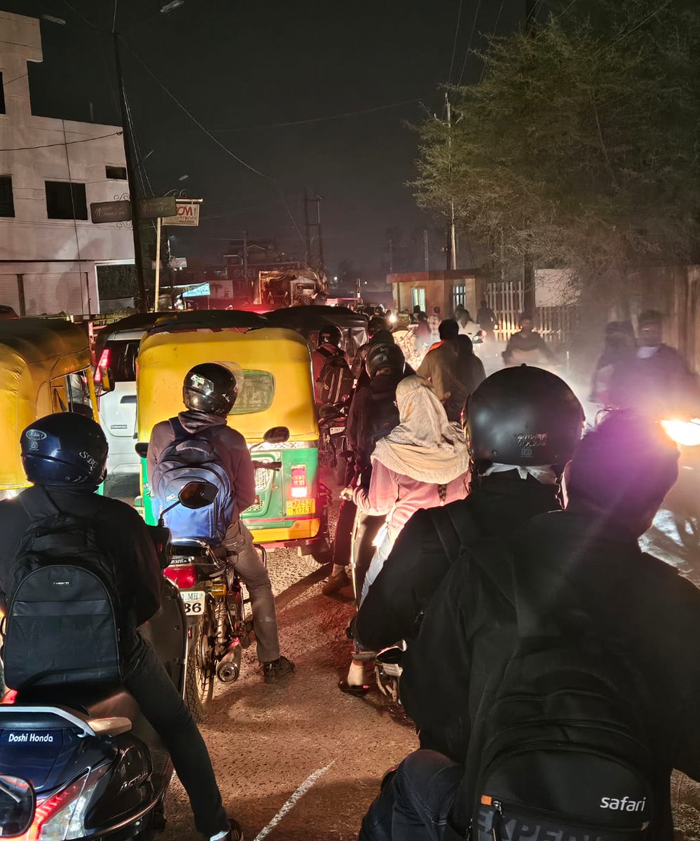 LowanshiSonu's tweet photo. विकास नही तो बोट नहीं 🚔🚍🏎️🏍️🛻
रोज लाखों लोगों को घर पहुंचने में जाम का सामना करना पड़ता हैं कभी ट्रेन से कट कर मौत हो रही हैं या फिर जाम में फंस कर यहां पर कोई सुनने वाला नहीं है बस चुनाव में बोट के लेने के बाद जनता भाड़ में जाए किसी को कोई मतलब नहीं https://t.co/JlNsQKNzLH