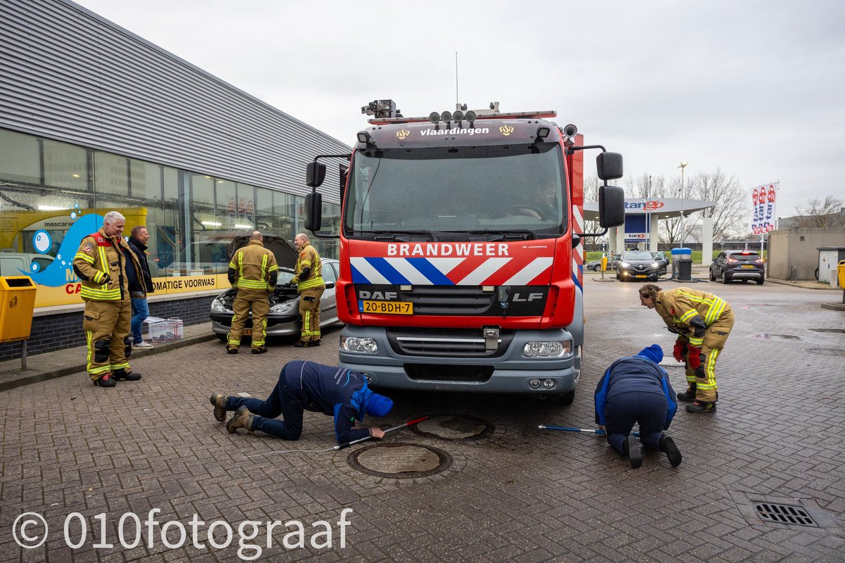 De dierenambulance en de brandweer hebben vanmiddag een kat bevrijd die vastzat onder de motorkap van een auto in Vlaardingen. Toen het dier los was, nam hij direct weer zijn toevlucht tot een ander motorblok. Ditmaal die van de brandweerwagen.