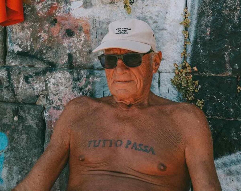 On s’invente des enfers de poche pour un mail en retard ou une notification à la con.
Pendant ce temps, à Naples ou à Palerme, on boit des espresso sur des volcans en activité. 
Alors aujourd’hui, on va s’attaquer à un monument de la philosophie du Sud : le « tutto passa ».⬇️