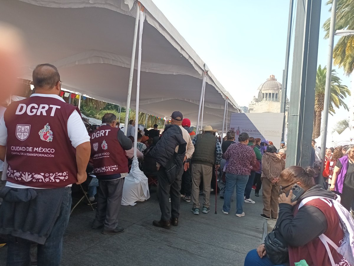 El cootdinador Fermin Aguilar budca a la coordinadora regional que autorice la entrega a personasmayores. <a href="/dgrt_cdmx/">Dirección General de Regularización Territorial</a> 
Lo inicó como celebración se ha tornado en protesta. <a href="/ClaraBrugadaM/">Clara Brugada Molina</a>