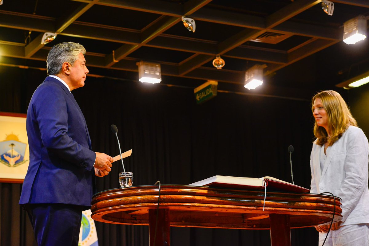 UN NUEVO GABINETE PARA NUEVOS DESAFÍOS

Tomamos juramento a las nuevas ministras, secretarios y secretarias que integrarán este gabinete, con el compromiso de consolidar una gestión basada en el diálogo, el respeto y la defensa de los recursos de Neuquén.

Reforzamos áreas claves