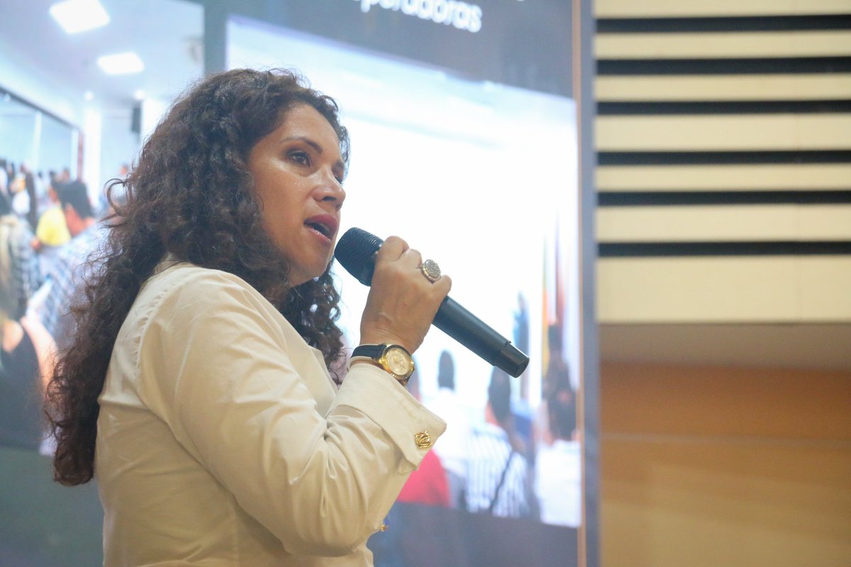 TransMusical_'s tweet photo. Realizamos conferencia en la UT sobre la infraestructura vial y los avances tecnológicos desde el sistema estratégico de transporte público de Ibagué. 🚌📚 https://t.co/S0aFYS0AyW