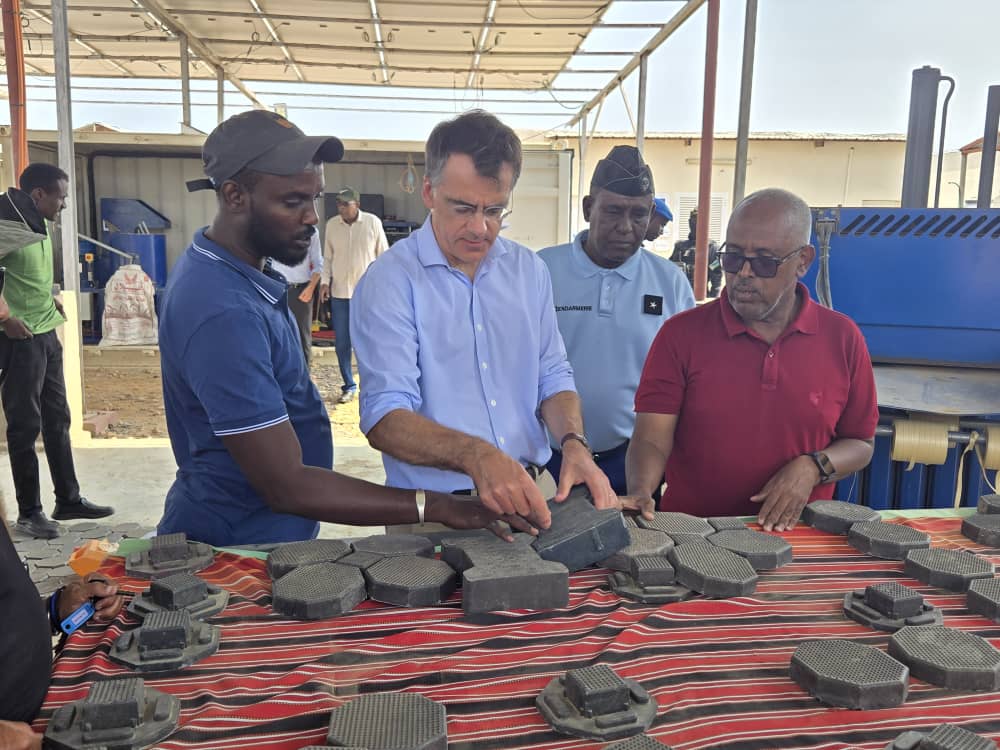 c_obock's tweet photo. Pour la deuxième journée la mission s’est poursuivie avec des visites des sites emblématiques:#cimetièremarin, #sourcethermal, atelier de #moteursmarins, pêcherie, phare de #RasBir et #Godoria. La délégation a conclu la journée à l’usine de recyclage des plastiques #LaFabrik. https://t.co/wvpCTPsWn6