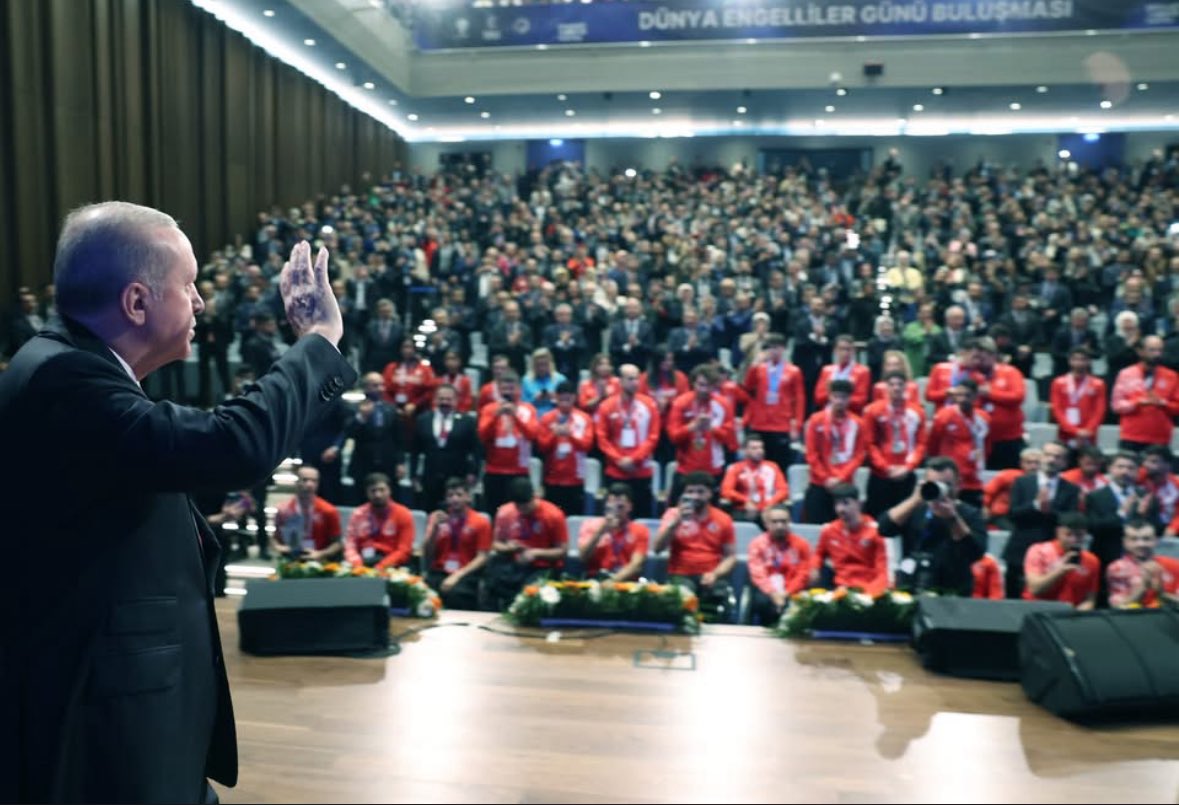 AK Parti Genel Merkez
Sosyal Politikalar Başkanlığı
tarafından düzenlenen “Engelsiz Türkiye Yüzyılı, Dünya Engelliler günü” programında Cumhurbaşkanımız <a href="/RTErdogan/">Recep Tayyip Erdoğan</a> Engelli kardeşlerimizle bir araya geldi.

Cumhurbaşkanımız <a href="/RTErdogan/">Recep Tayyip Erdoğan</a>;

“Kırılan kalbi onarılmamış, mahzun edilen