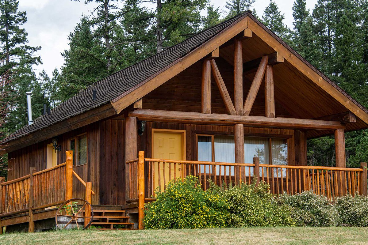 EVranch's tweet image. Our One-Bedroom Cabins offer the perfect mix of comfort and nature. Close to all the ranch action, these cosy cabins offer easy access to the trails and stunning views. evranch.com