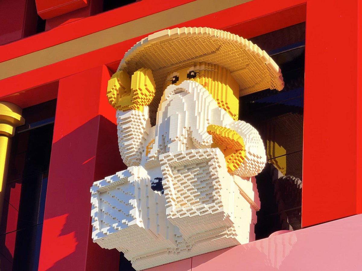 robertsmagical's tweet photo. Christmas at LEGOLAND Windsor Resort event brand new entrance sign for the season. Ninjago LEGO figure. Taken on 30 November 2025 #LEGOLANDwindsor #legolandwindsorchristmas #legolandwindsorresort #merlinentertainments #merlinannualpass #ninjago #lego https://t.co/tIuFpOZG0y