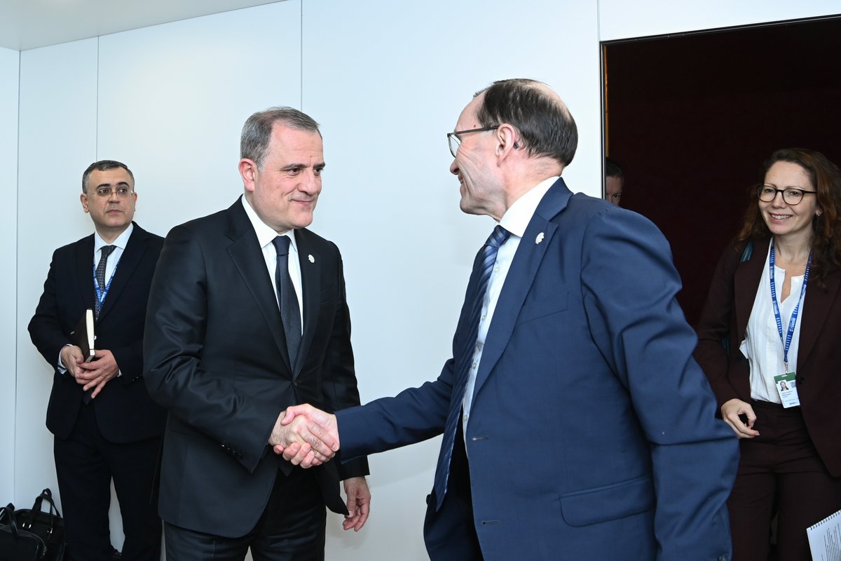 AzerbaijanMFA's tweet image. Minister of Foreign Affairs of the Republic of #Azerbaijan @Bayramov_Jeyhun met with Minister of Foreign Affairs @EspenBarthEide of the Kingdom of Norway on the margins of the 32nd Ministerial Council meeting of #OSCE in Vienna. 
 
The Ministers reviewed the current state of…