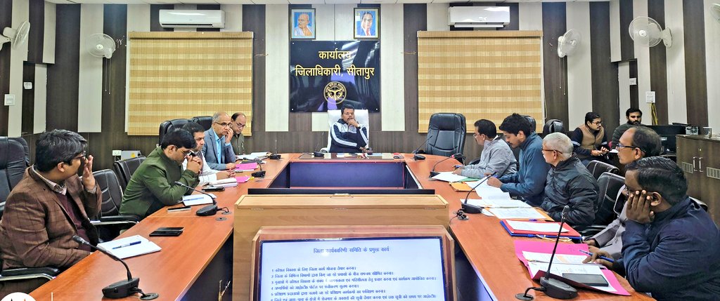 उत्तर प्रदेश कौशल विकास मिशन के अंतर्गत गठित जिला कौशल समिति की बैठक के दौरान सम्बन्धित अधिकारियों को लक्ष्य के अनुरूप प्रशिक्षण कार्यक्रमों के संचालन,संचालित प्रशिक्षण कार्यक्रमों का नियमित निरीक्षण एवं व्यापक स्तर पर रोजगार मेलों के आयोजन आदि के सम्बन्ध में आवश्यक निर्देश दिए