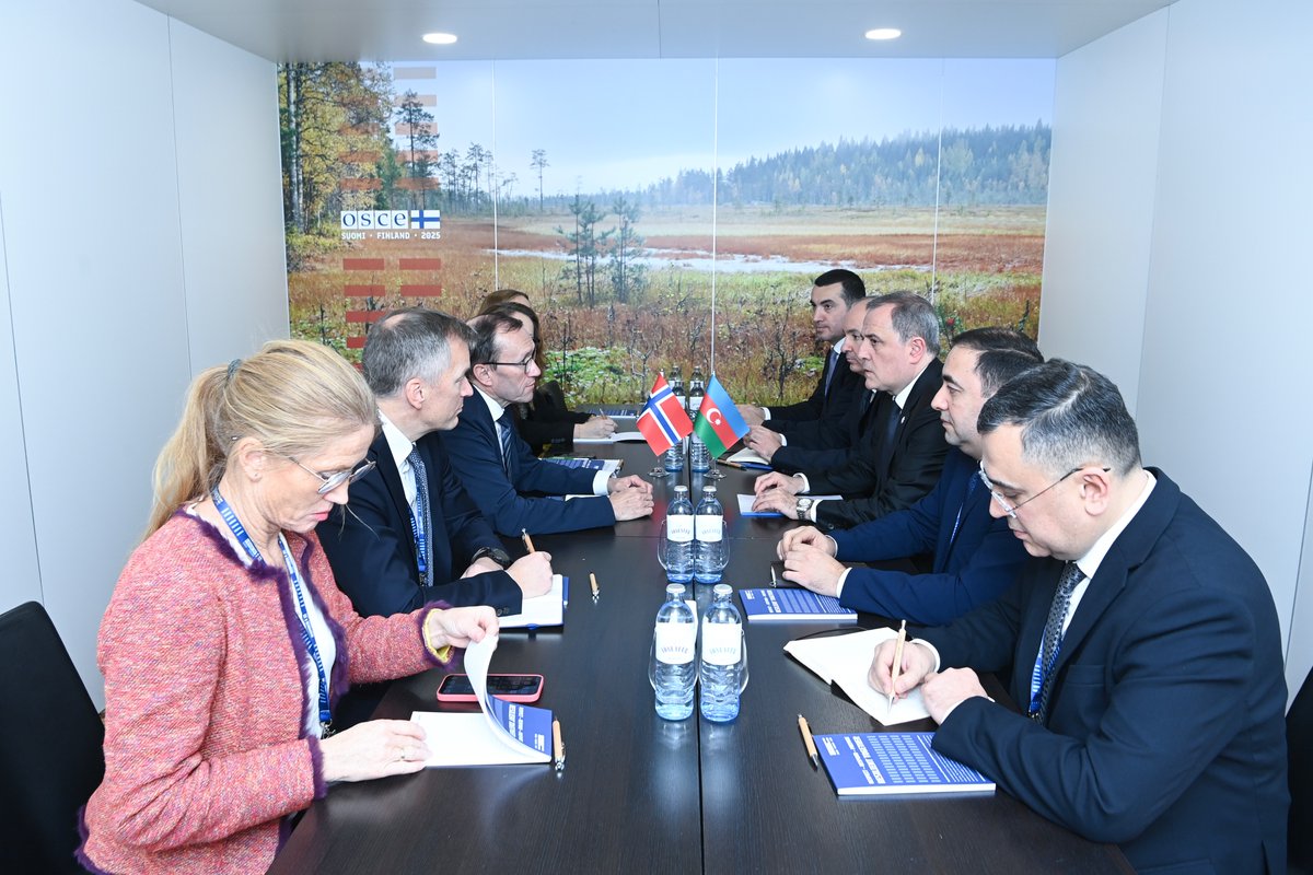 AzerbaijanMFA's tweet image. Minister of Foreign Affairs of the Republic of #Azerbaijan @Bayramov_Jeyhun met with Minister of Foreign Affairs @EspenBarthEide of the Kingdom of Norway on the margins of the 32nd Ministerial Council meeting of #OSCE in Vienna. 
 
The Ministers reviewed the current state of…