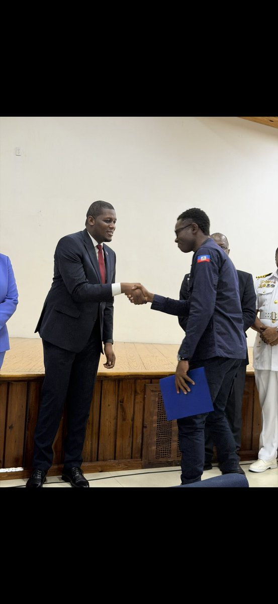 Bonhommejovens's tweet photo. Mwen te gen onè patisipe nan fèmti premye pwogram ranfòsman kapasite Royal Bahamas Defence Force te ofri pou ven (20) ajan Gad Kòt PNH la.
Pandan de semèn fòmasyon an, polisye maritim nou yo te resevwa yon seri teknik avanse nan navigasyon, jeni, rechèch ak sekou, avèk sipò enpòtan RBDF ak ONUDC.
Mwen remèsye otorite bahamyèn yo pou solidarite yo ak angajman kontinyèl yo anvè Ayiti. Mwen felisite patisipan nou yo pou disiplin yo ak detèminasyon yo.
Pwogram sa a make yon nouvo etap nan ranfòsman koperasyon ant Ayiti ak Bahamas nan domèn sekirite maritim ak konba kont krim transnasyonal.
Ansanm, n ap kontinye travay pou yon rejyon ki pi an sekirite ak pi estab.
-------------------------------------
I had the honor of participating in the closing ceremony of the first capacity-building program offered by the Royal Bahamas Defence Force to twenty (20) officers of the Haitian Coast Guard.
Over the past two weeks, our maritime officers received high-level training in navigation, engineering, and search and rescue, with the valuable support of the RBDF and UNODC.
I express my deep gratitude to the Bahamian authorities for their solidarity and their continued commitment to Haiti. I also congratulate our participants for their discipline and determination.
This program marks an important step in strengthening cooperation between Haiti and The Bahamas in maritime security and the fight against transnational crime.
Together, we move toward a safer and more stable region.