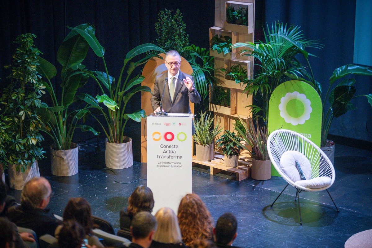 <a href="/Encarnigarcia_/">Encarni García</a>, tenienta de alcaldesa del área de medioambiente y sostenibilidad de <a href="/ViladecansTweet/">AjuntamentViladecans</a> ha cerrado este #CONAMAViladecans2025 explicando que “CONAMA ha sido para nosotros una oportunidad para obligarnos a salir del larguero y ver q aparte de Viladecans hay otras