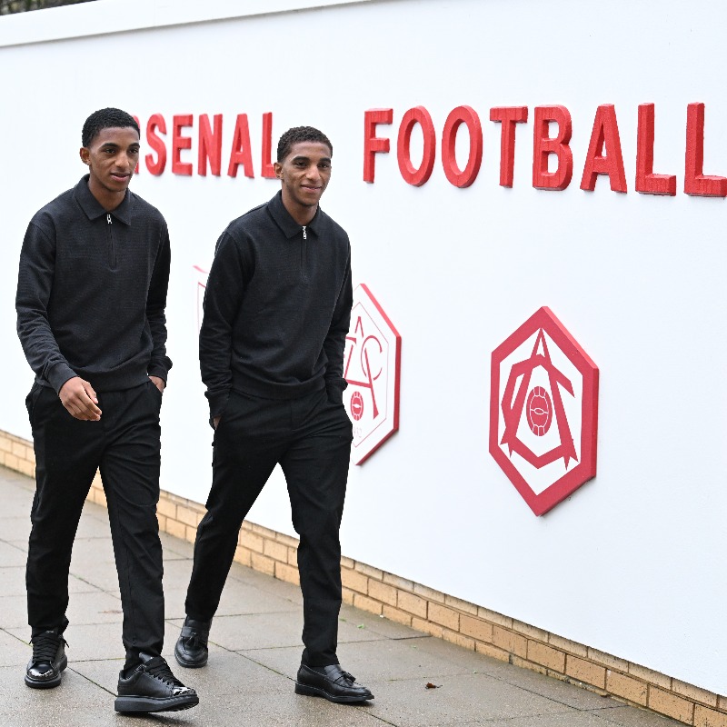 Arsenal's tweet photo. Welcome to The Arsenal, Edwin &amp; Holger Quintero ❤️

The highly sought-after Ecuadorian duo have signed pre-contract agreements to join the Gunners from Independiente del Valle in 2027 👇