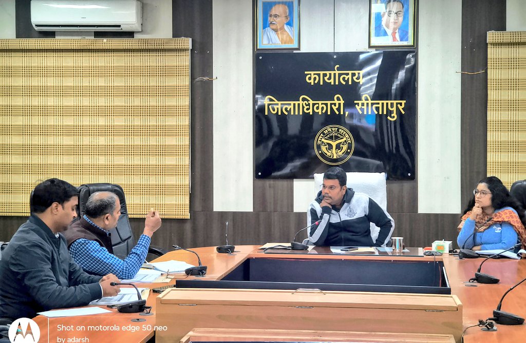 पशुपालन विभाग के विभागीय कार्यों एवं योजनाओं की समीक्षा बैठक के दौरान सभी सम्बन्धित अधिकारियों को गौआश्रय स्थलों में मानकों के अनुरूप व्यवस्थाएं सुनिश्चित करने, नियमित निरीक्षण, पशुओं के समुचित उपचार, समस्त भुगतान समय से सुनिश्चित करने आदि के सम्बन्ध में आवश्यक निर्देश दिए गए।