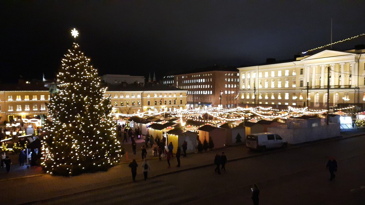 LoikkanenToivo's tweet photo. Christmas market and lights in Helsinki, Finland! #Helsinki #Xmaslights https://t.co/HZzTOU1aaJ