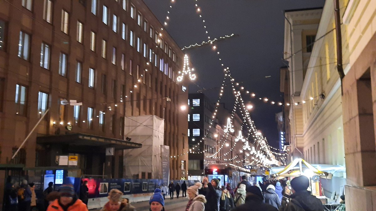 LoikkanenToivo's tweet photo. Christmas market and lights in Helsinki, Finland! #Helsinki #Xmaslights https://t.co/HZzTOU1aaJ