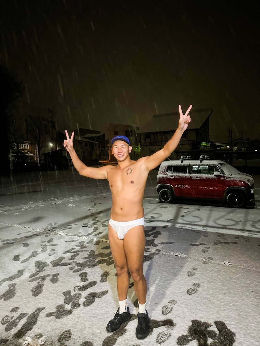 OnedayBF's tweet photo. 享受今年的第一場雪❄️🫶🏽 https://t.co/NrPUlokS5i