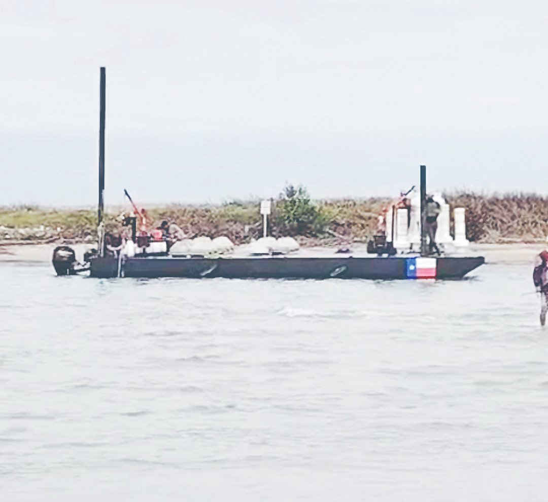 #Tamaulipas📌 l Embarcaciones de Estados Unidos iniciaron la instalación de esta red en la desembocadura, frente a la playa Bagdad en #Matamoros 

expreso.press/2025/12/04/col…