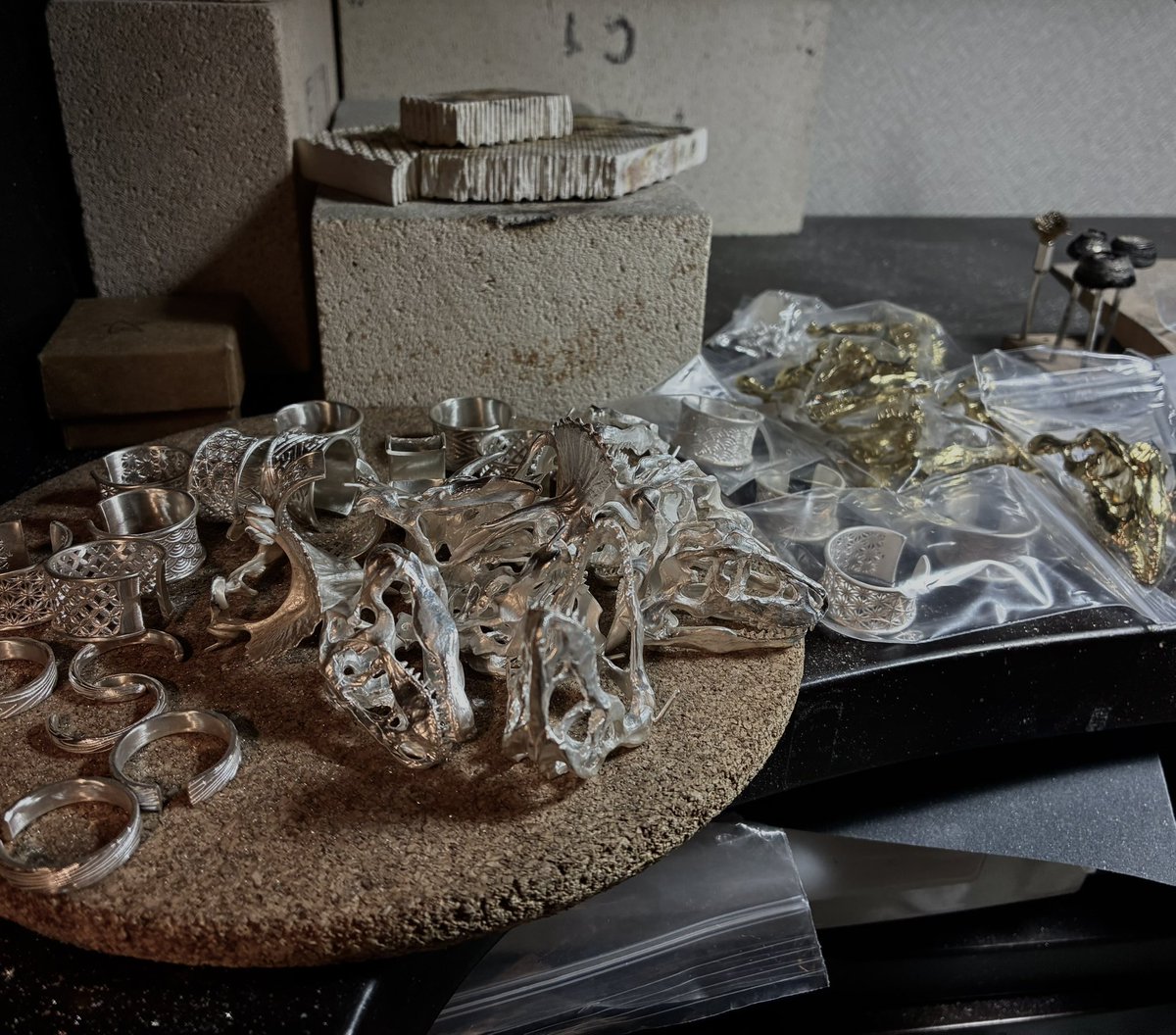 イベントまであと休み1日

次の水曜日に新作が上がって3つ仕上げる

アンモナイト化石リング後2つは作りたい平日2日で1つできるペース

進行度40〜60%の作品の山

作家やってて楽しいのはお客さんと対面した時、構想が形になった瞬間で後の作業は割と嫌だ嫌だと言いながら頑張ってやってたりする