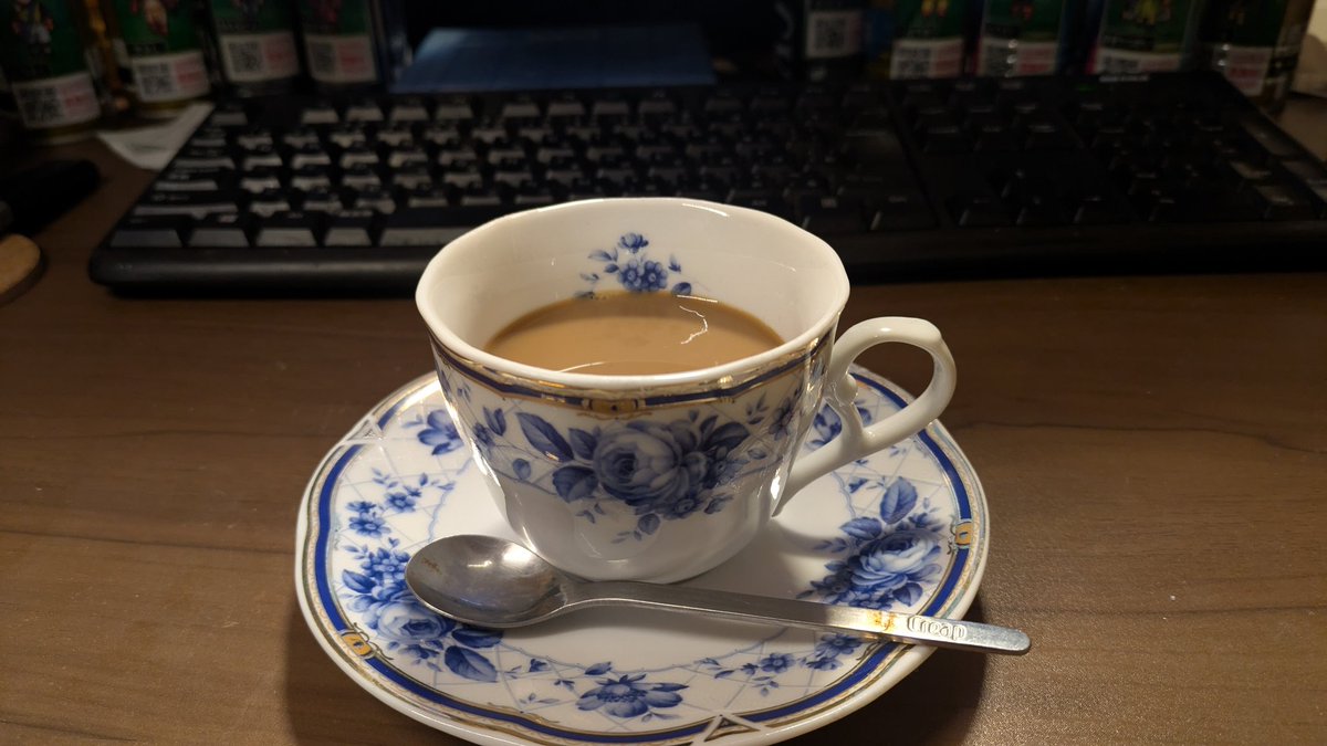 今日はお洒落なティーカップセットを購入してみた。これでロイヤル