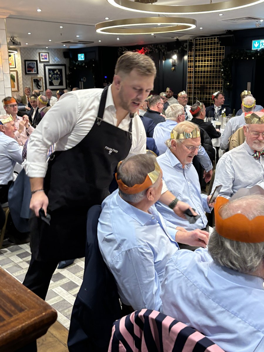 under_the_posts's tweet photo. A great start to the Festive buildup at our celebrity waiters lunch @BallsBrothers . Hosted by George Chuter our guests were served lunch by @JasonLeonard114, Graham Gooch, @RogerBlack400, @tomwood678 &amp; Alex Waller to a backdrop of Christmas songs from Paul Roberts, great fun! https://t.co/eUaihjP83b
