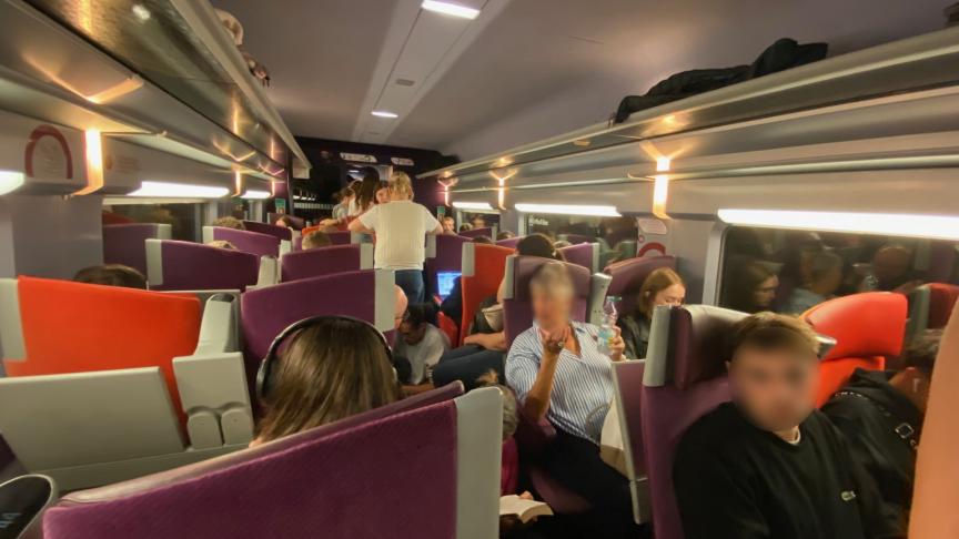 CerfiaFR's tweet photo. 🇫🇷⚖️ FLASH | Scène d'horreur dans un train bondé au départ de Lille : un enseignant de fac âgé de 65 ans a été surpris par des passagers alors qu'il regardait du contenu pédopornographique braguette ouverte. L'homme a été CONDAMNÉ en comparution immédiate à un an et demi de prison ferme.

Les enquêteurs ont retrouvé d'autres contenus illégaux sur son ordinateur et son téléphone, ainsi que des propos RACISTES. « Ce que je regrette le plus, ce sont les propos racistes. Je ne comprends pas. Le racisme, ce n’est pas moi », a-t-il déclaré.