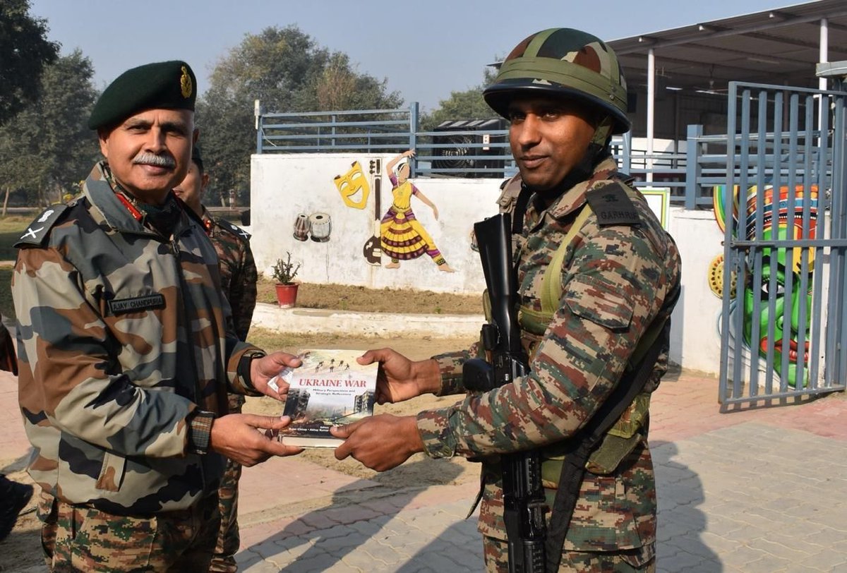 VajraCorps_IA's tweet photo. #StrongAndCapable #OnPathToTransformation
Lt Gen Ajay Chandpuria, GOC #VajraCorps reviewed the Operational Readiness of the Formations. He commended the High All Round Professional Standards of All Ranks urging them to Achieve Full Exploitation of Cutting Edge Technologies, Greater Synergy & continue to be Mission-Ready; thus embodying #ServiceBeforeSelf and the Victorious Spirit of the #IndianArmy.
लेफ्टिनेंट जनरल अजय चांदपुरिया, AVSM, VSM, GOC #VajraCorps, ने फॉर्मेशन्स की ऑपरेशनल रेडीनेस का विस्तृत निरीक्षण किया। उन्होंने सभी रैंकों के उच्च स्तरीय प्रोफ़ेशनल मानकों की सराहना करते हुए उन्हें अत्याधुनिक तकनीकों के पूर्ण उपयोग, व्यापक सामंजस्य स्थापित करने और सदैव मिशन-रेडी रहने के लिए प्रेरित किया; जो #IndianArmy की #ServiceBeforeSelf औ विजयशील भावना का वास्तविक स्वरूप है।
#NationFirst #OperationalReadiness #Agile #Adaptive #FutureReady #TrainingExcellence #Leadership #MissionReady #SynergyAndIntegration
@adgpi @westerncomd_IA @pro_defence @prodefencechan1
@HQ_DG_NCC @DIAV20 @DIRECTORATERTG @IAF_MCC @NewsIADN @DRDO_India @DIAV20