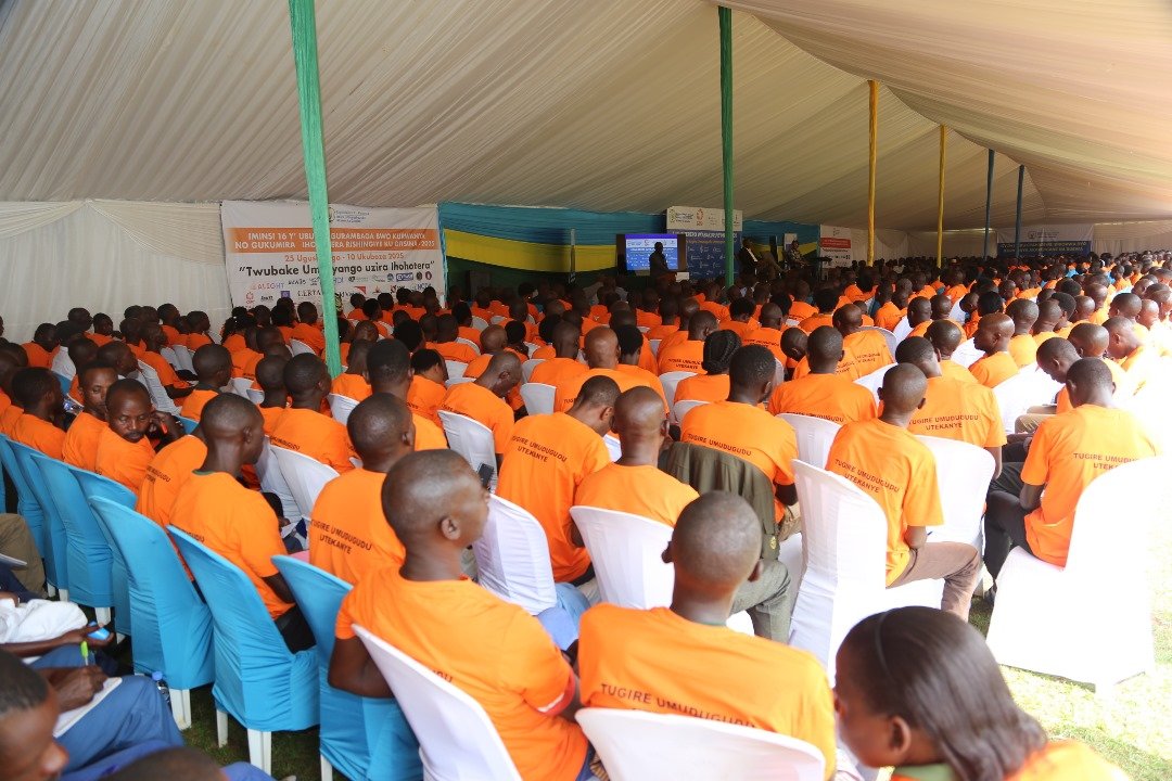 GatsiboDistrict's tweet photo. @RichardGasana @RwandaLocalGov @RwandaEast @CNkulikiyinka @SiboSaidi @sekanyangeJL @MUKAMANAMarcel1 @RadioNyagatare @RwandaGender @GenderMonitorRw @RIB_Rw @Rwandapolice @RwandaOmbudsman Umuyobozi wa Polisi wungirije  @RwandaEast  yashimiye Abakuru b'Imidugudu kubufatanye n'Abaturage uburyo bakumira  icyaha cyitaraba, abakangurira kurushaho kunoza irondo. @RwandaLocalGov https://t.co/zvikauLSxx