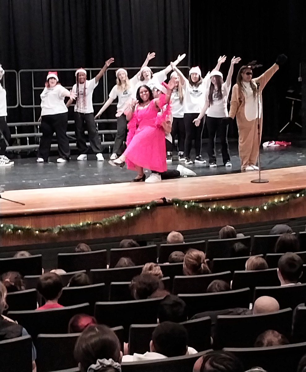 Our district 2nd graders had an exciting musical experience at Heritage High School! The Heritage Choir hosted “Clap with the Choir,” giving students a chance to learn rhythms, explore holiday music, and clap along with our talented high school performers.