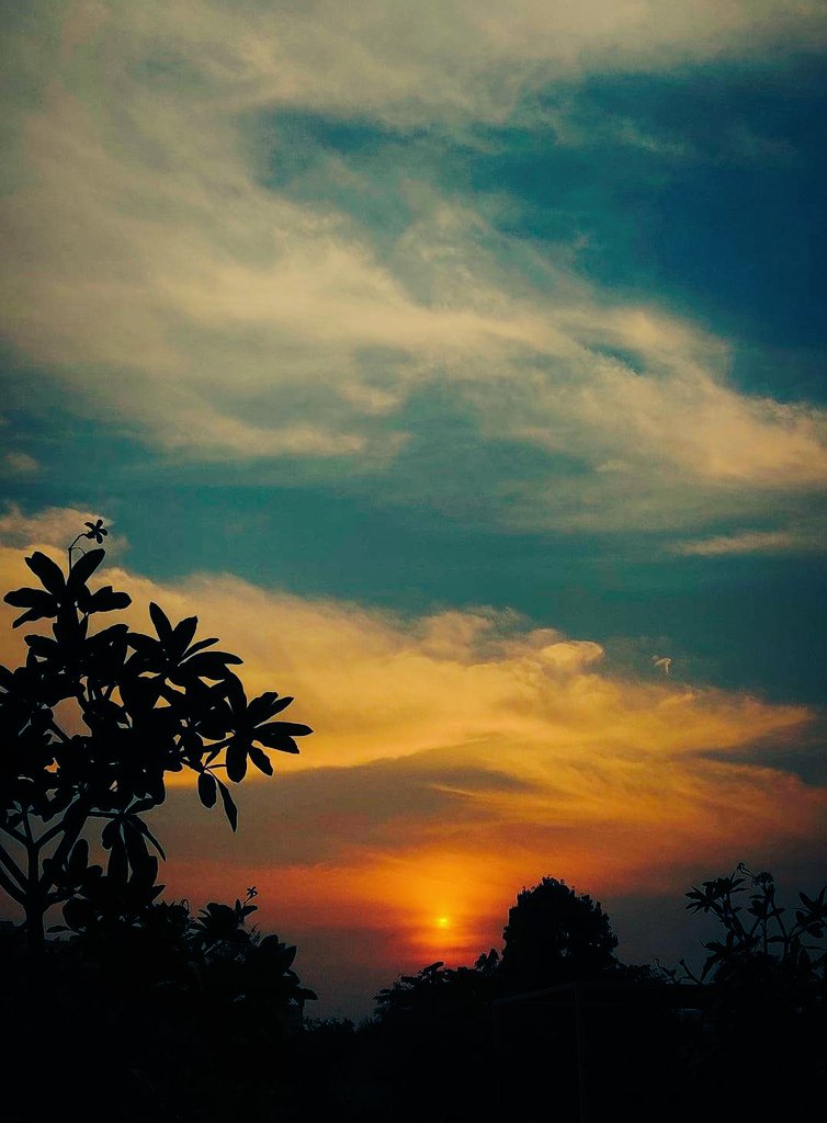 Rahul___gopi's tweet photo. "The sun set, but the hope didn’t." 
#sunsetphotography https://t.co/HpeWaNvBqy